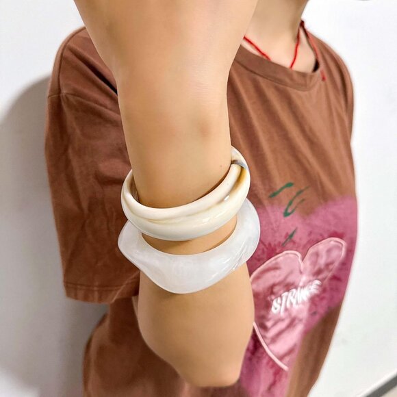 2PCS Chunky Acrylic Bracelets - Large Vintage Square Cuff Bangles for Women - Picture 4 of 8